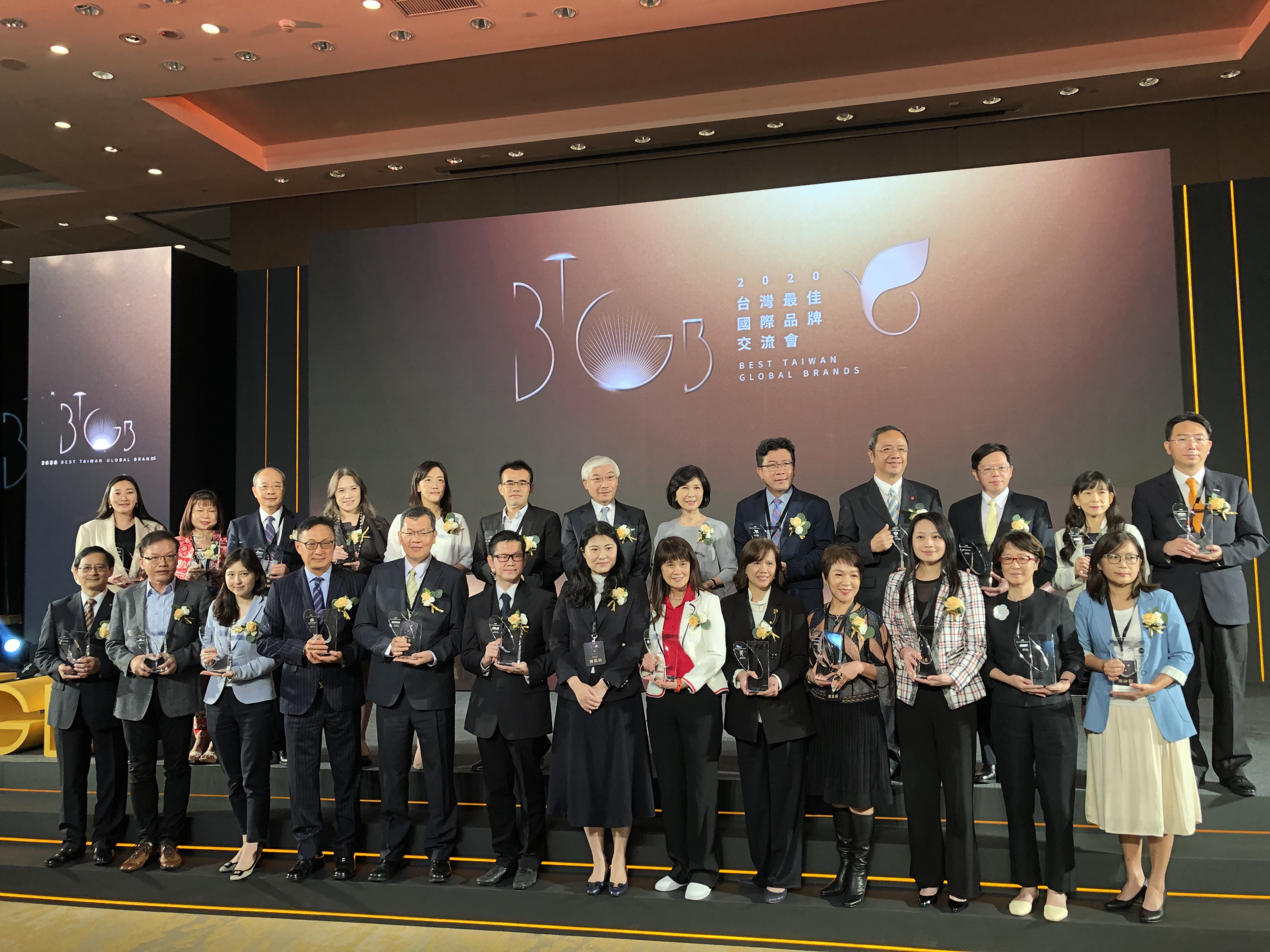 -	Ms. Irene Tsai (right), Marketing Director of Zyxel Networks, received the award from Ms. Pei Li Chen (left), Secretary General of Industrial Development Bureau of Taiwan.