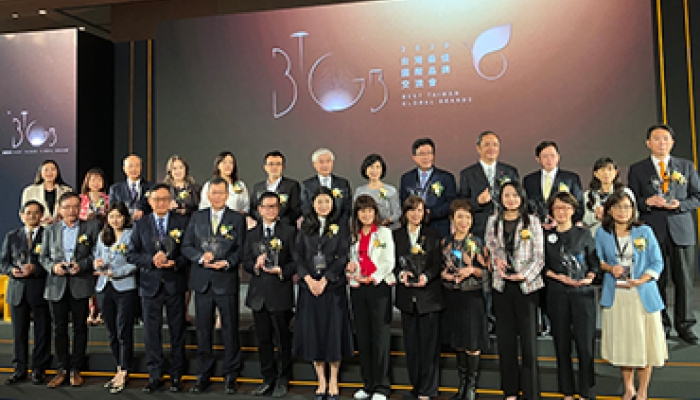 -	Ms. Irene Tsai (right), Marketing Director of Zyxel Networks, received the award from Ms. Pei Li Chen (left), Secretary General of Industrial Development Bureau of Taiwan.