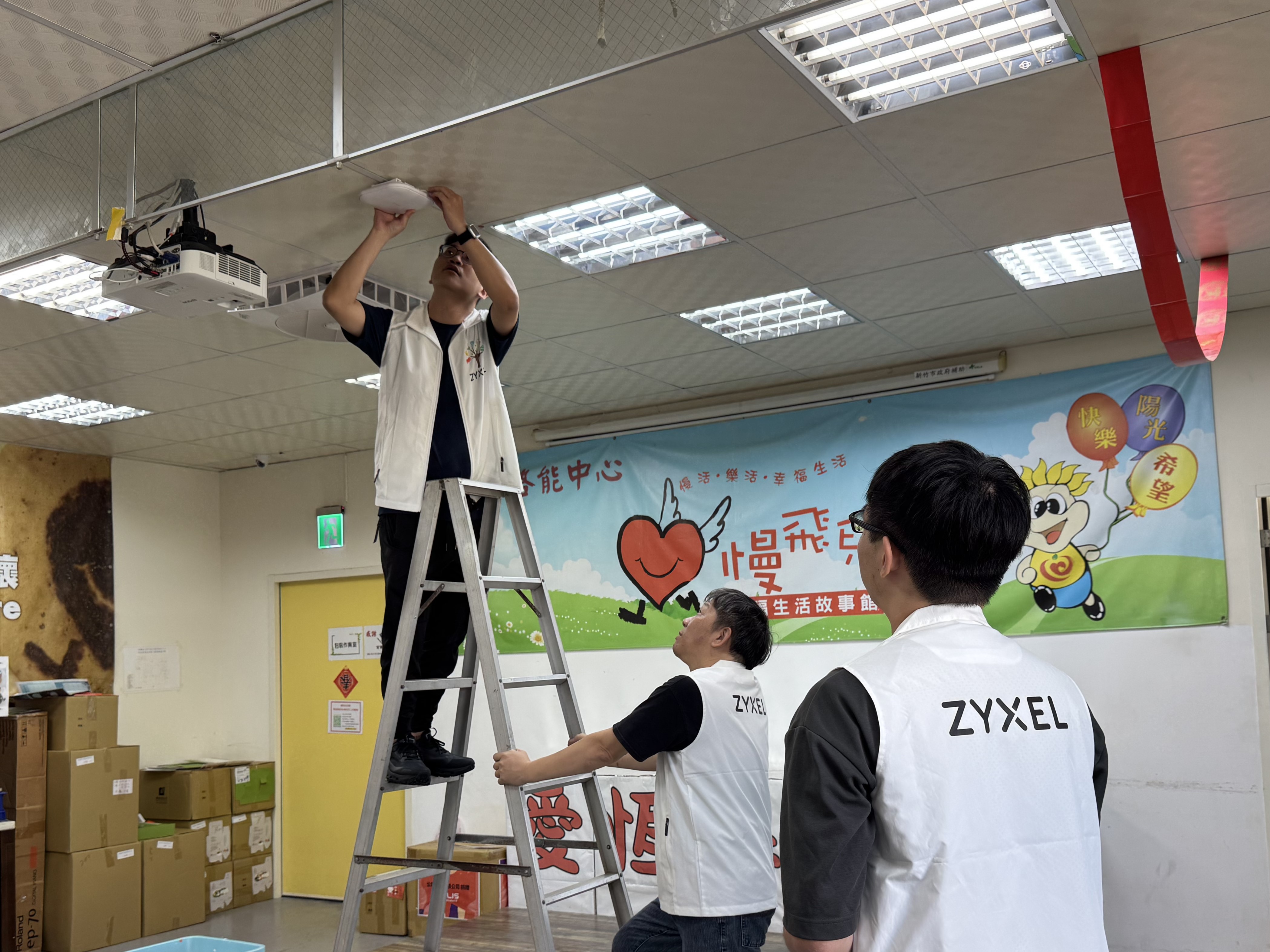 兆勤科技志工團於慢飛兒生活館進行網路設備安裝，全面強化機構網路環境