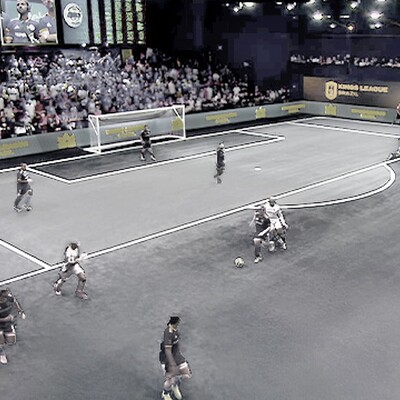 Players compete in a fast-paced Kings League Brazil match as spectators watch and digital screens enhance the immersive indoor arena experience.