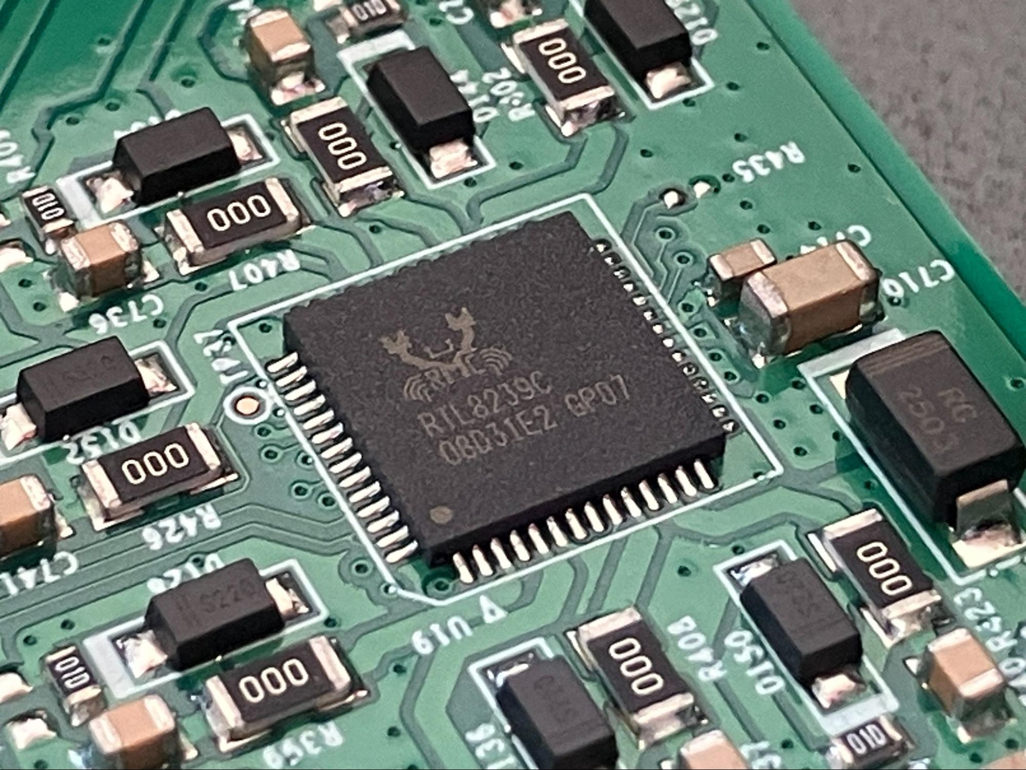 Micron DRAM chip next to the ASIC heatsink